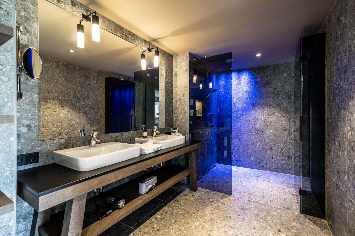 junior suite, 2 bedrooms | bathroom | shower, free toiletries, hair dryer, bathrobes