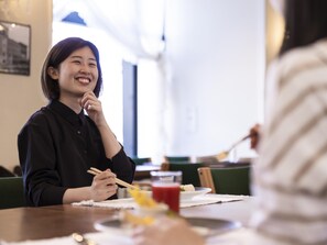 Desayuno buffet diario (JPY 1850 por persona)