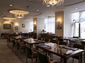 2 restaurants, breakfast, lunch, dinner served; Italian cuisine  - Ariston Hotel Kobe (Kobe)
