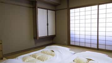 Traditional Room, Non Smoking | Desk, iron/ironing board, cots/infant beds, free WiFi