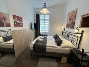 Apartamento clásico, cocina básica | Escritorio, espacio para trabajar con un portátil, cortinas opacas