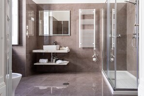 Suite | 욕실 | 샤워 시설, 고급 세면용품, 헤어드라이어, 타월