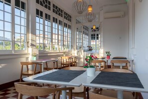 Breakfast area - The Luggage (Coimbra)