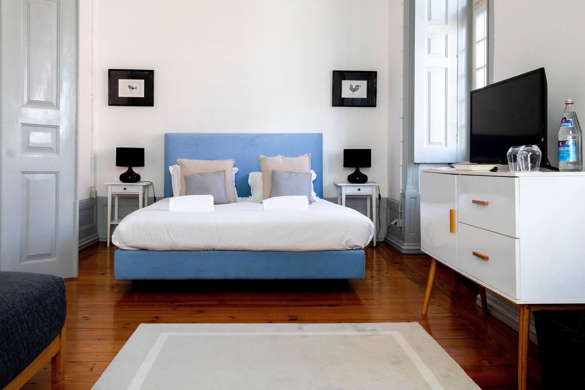 Suite | WiFi (無料)、客室ごとに異なる装飾、客室ごとに異なるインテリア、ベッドシーツ
