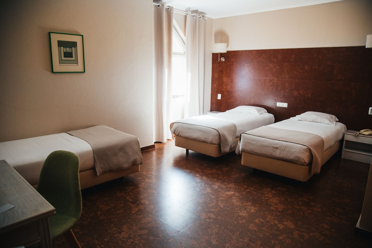 Escritorio, wifi gratis y ropa de cama