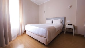 Chambre double ou avec lits jumeaux | Bureau, accès au Wi-Fi (inclus), literie fournie