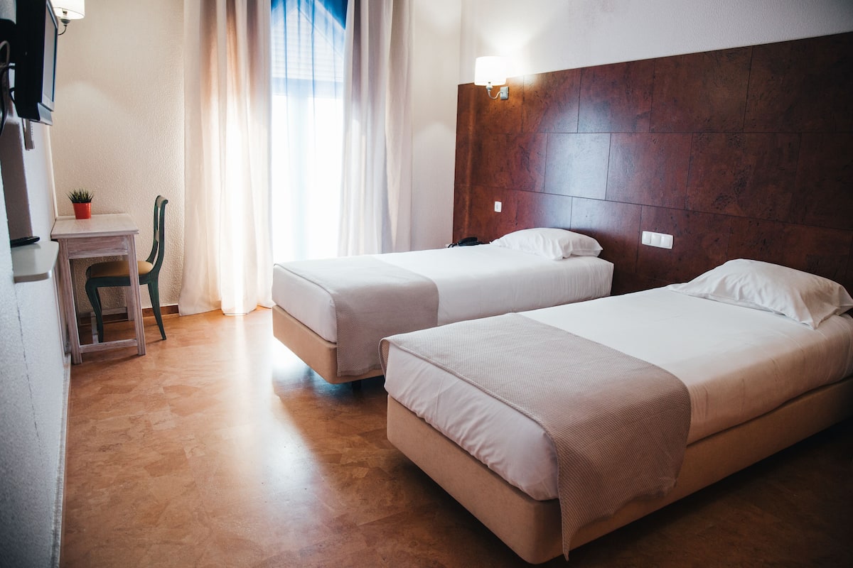 Escritorio, wifi gratis y ropa de cama