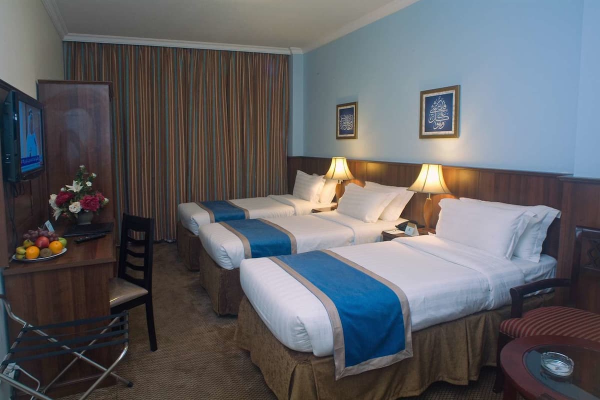 Dreibettzimmer | 1 Schlafzimmer, Daunenbettdecken, Zimmersafe, Schreibtisch