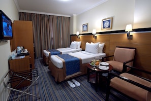 Down comforters, in-room safe, desk, free WiFi - Durrat Al Eiman Hotel (Madinah)