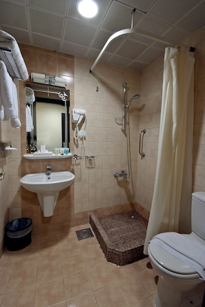 Douche, séchoir à cheveux, peignoirs, serviettes fournies