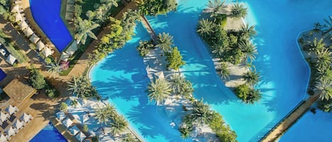Indoor pool, 3 outdoor pools, pool umbrellas, pool loungers