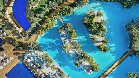 Una piscina techada, 3 piscinas al aire libre, sombrillas