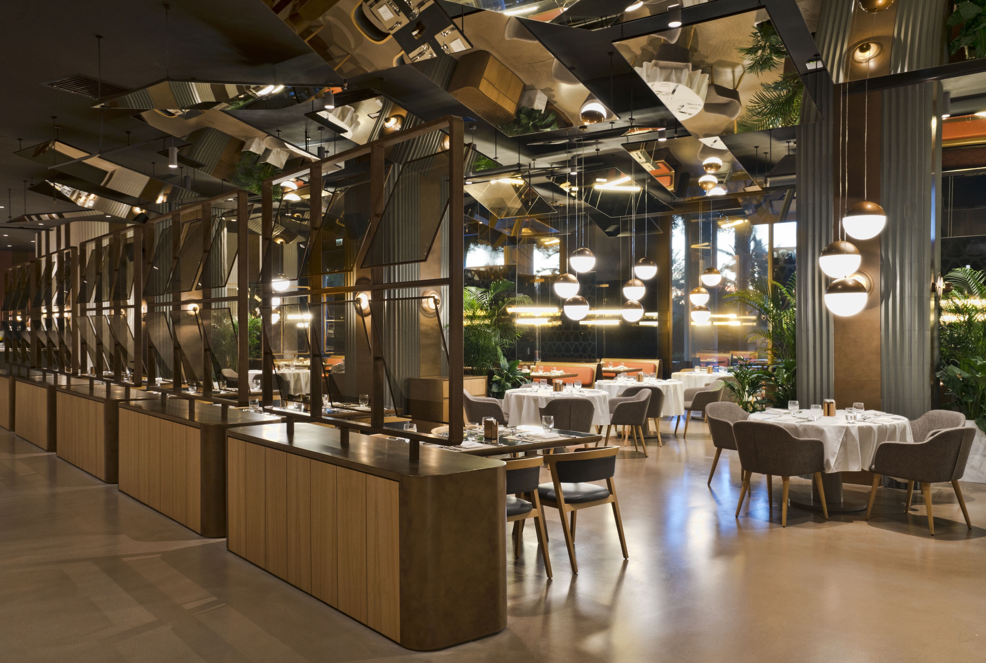 9 Restaurants; Frühstück, Mittagessen und Abendessen werden serviert