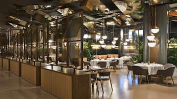 9 Restaurants; Frühstück, Mittagessen und Abendessen werden serviert