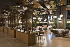 9 restaurants; breakfast, lunch, dinner, and brunch served