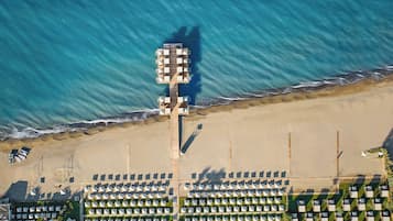 Privatstrand, Liegestühle, Sonnenschirme, Strandtücher