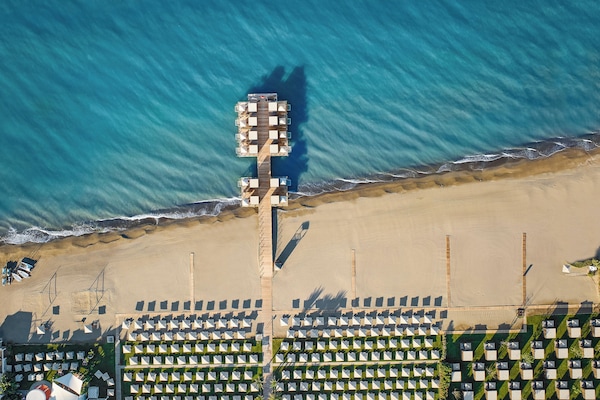 Praia particular, espreguiçadeiras, guarda-sóis, toalhas de praia