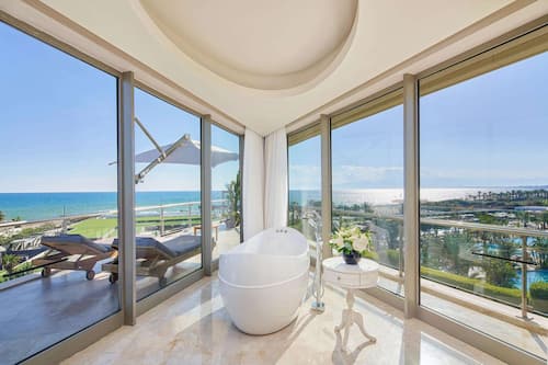 Royal Deluxe Suite | Bathroom | Separate tub and shower, designer toiletries, hair dryer, bathrobes
