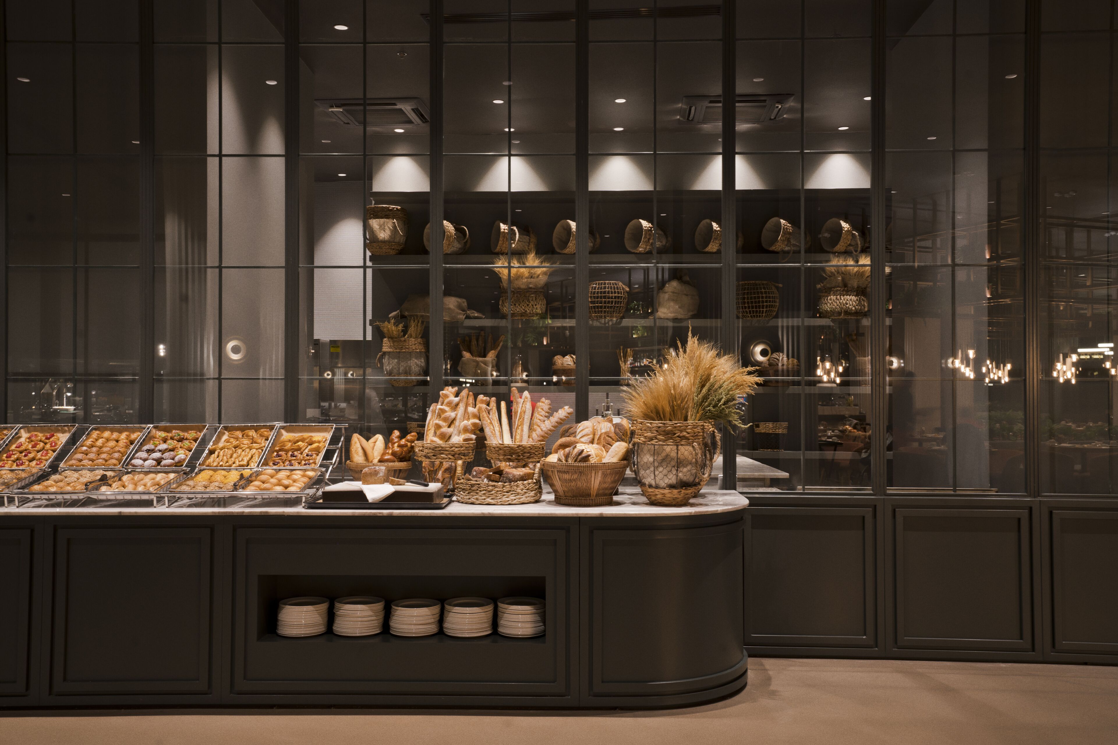 Un buffet proposant une variété de plats et agrémenté de paniers décoratifs.