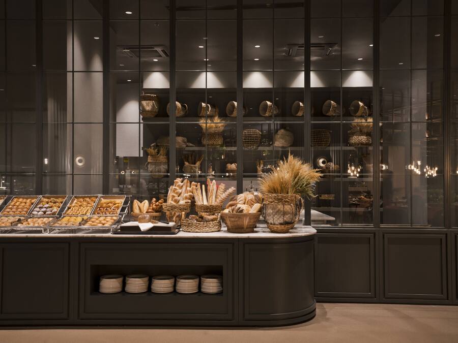 Un buffet proposant une variété de plats et agrémenté de paniers décoratifs.