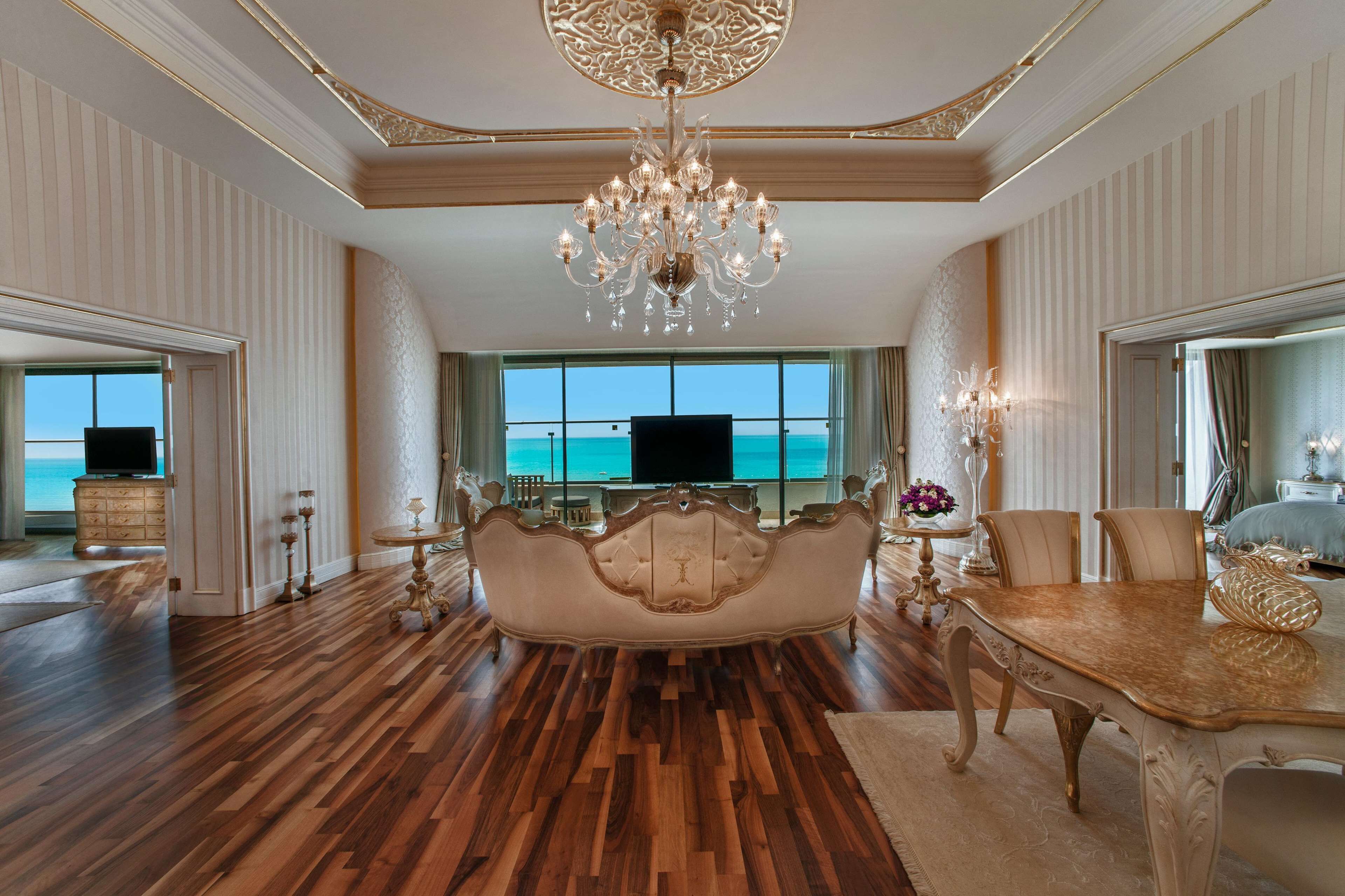 Ropa de cama de alta calidad, colchones viscoelásticos, minibar