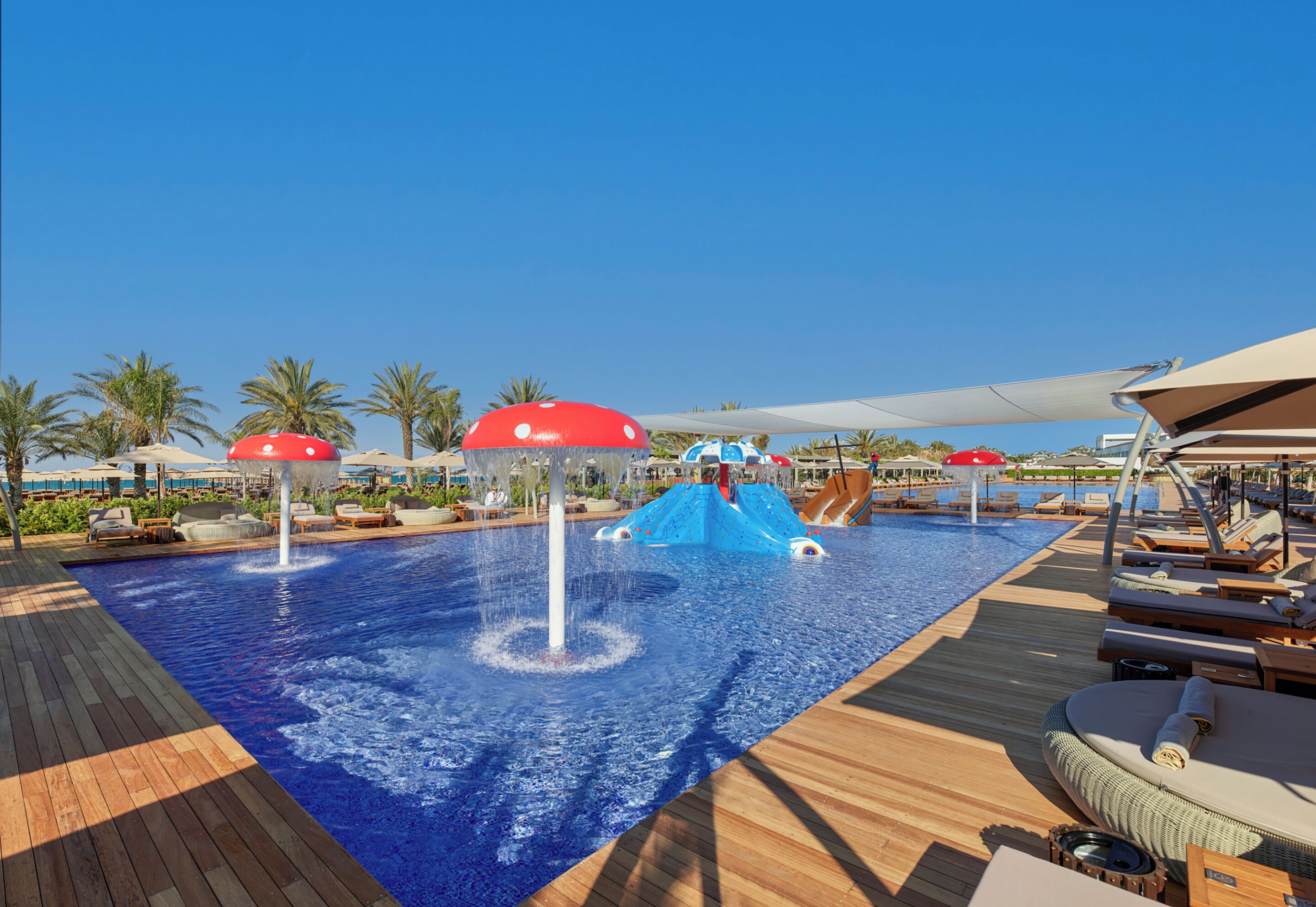 Innenpool, 3 Außenpools, Sonnenschirme, Liegestühle