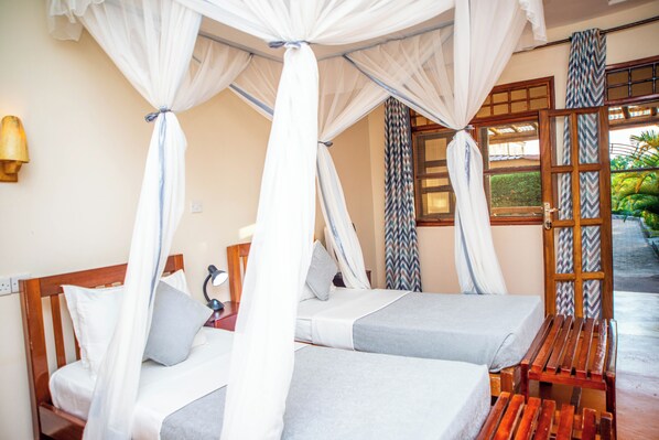 Doppel- oder Zweibettzimmer, 1 Doppelbett oder 2 Einzelbetten | Hochwertige Bettwaren, Schreibtisch, laptopgeeigneter Arbeitsplatz