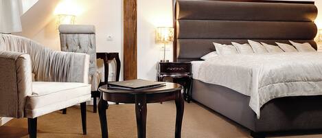 Minibar, vÀrdeförvaringsskÄp pÄ rummet och mörklÀggningsgardiner