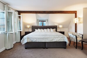 Minibar, in-room safe, desk, blackout curtains - Hoffmeister Depandance (Prague)