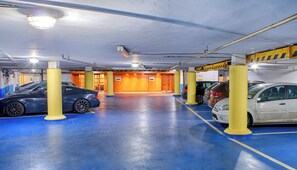 Self parking (CZK 700.00 per day) - Hoffmeister Depandance (Prague)