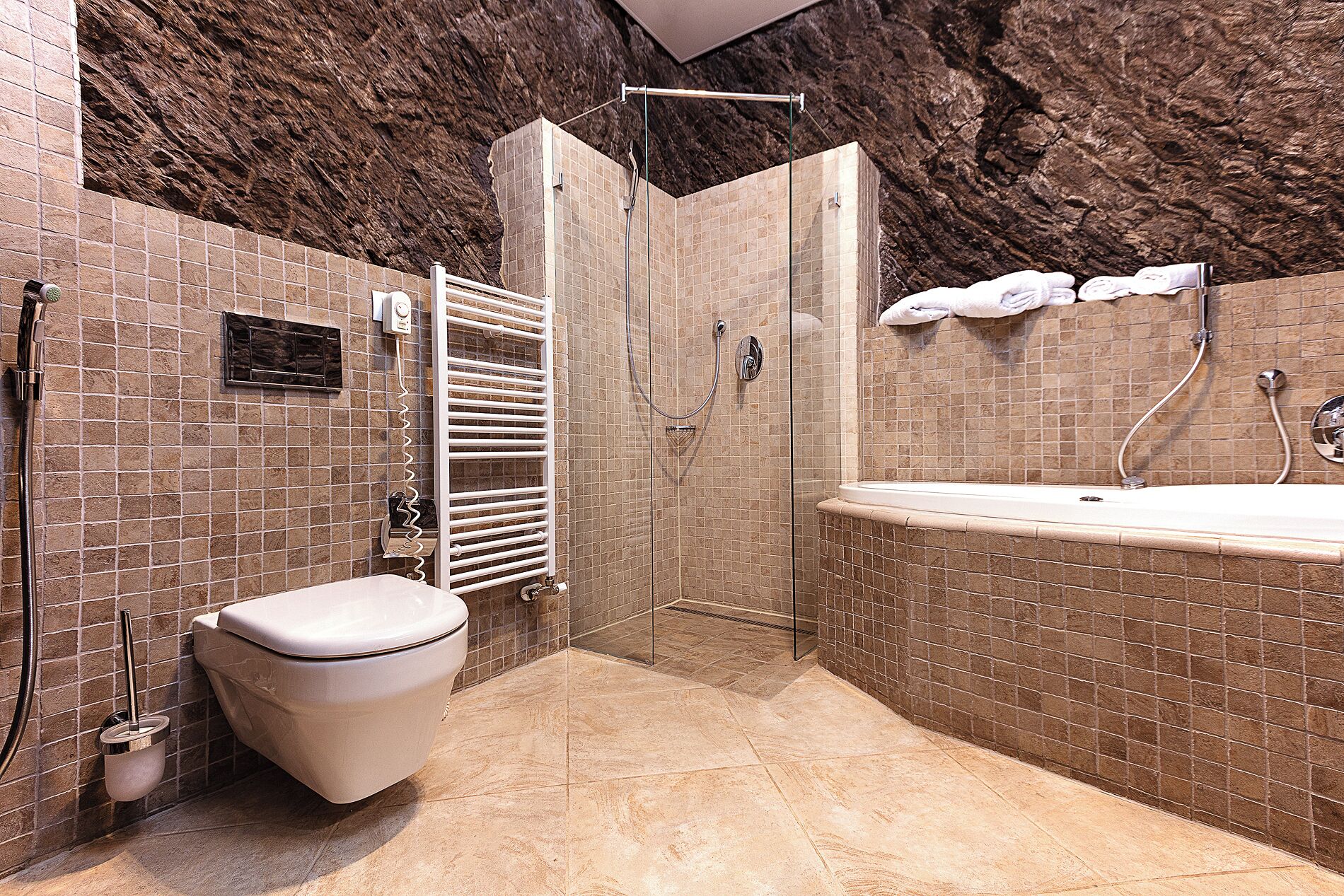 Badezimmer | Bademäntel, Hausschuhe, Bidet