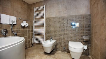 Ein Badezimmer mit Badewanne, Bidet und Toilette.