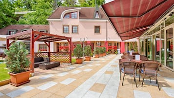 2 restaurants, lunch, dinner served; Modern European cuisine