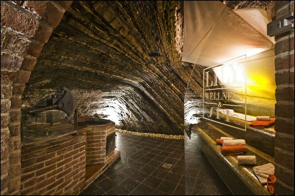 2 間餐廳,供應午餐和晚餐,現代歐洲料理