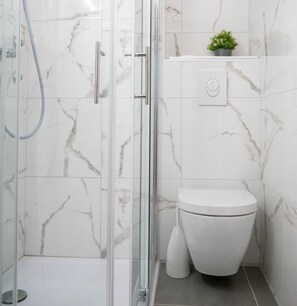 Combined shower/bathtub, deep-soaking bathtub, free toiletries - Hotel Vienna (Zagreb)