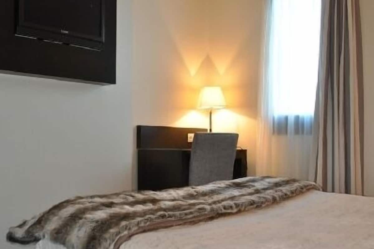 Minibar, in-room safe, desk, soundproofing