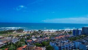 A coastal cityscape with a beach, palm trees, and buildings. - Hotel Diamante Negro - Salvador (Salvador)