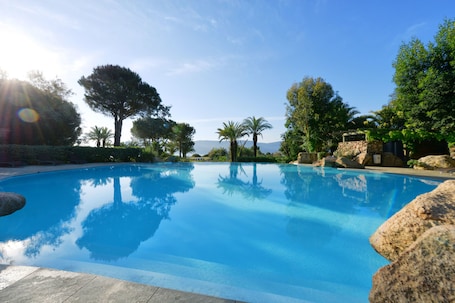 Outdoor pool, pool loungers. Hotel Marina Corsica