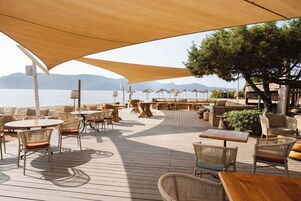 Breakfast, lunch, dinner served; Regional cuisine, beach views 