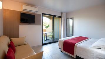 Camera doppia, 1 letto queen, non fumatori, terrazzo | Biancheria da letto di alta qualità, minibar, cassaforte in camera