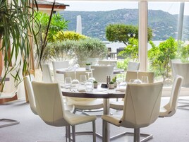 Breakfast, lunch, dinner served; Regional cuisine, beach views 