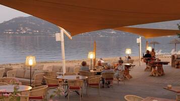Petit déjeuner, déjeuner et dîner servis sur place, vue sur la plage