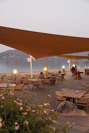 Breakfast, lunch, dinner served; Regional cuisine, beach views