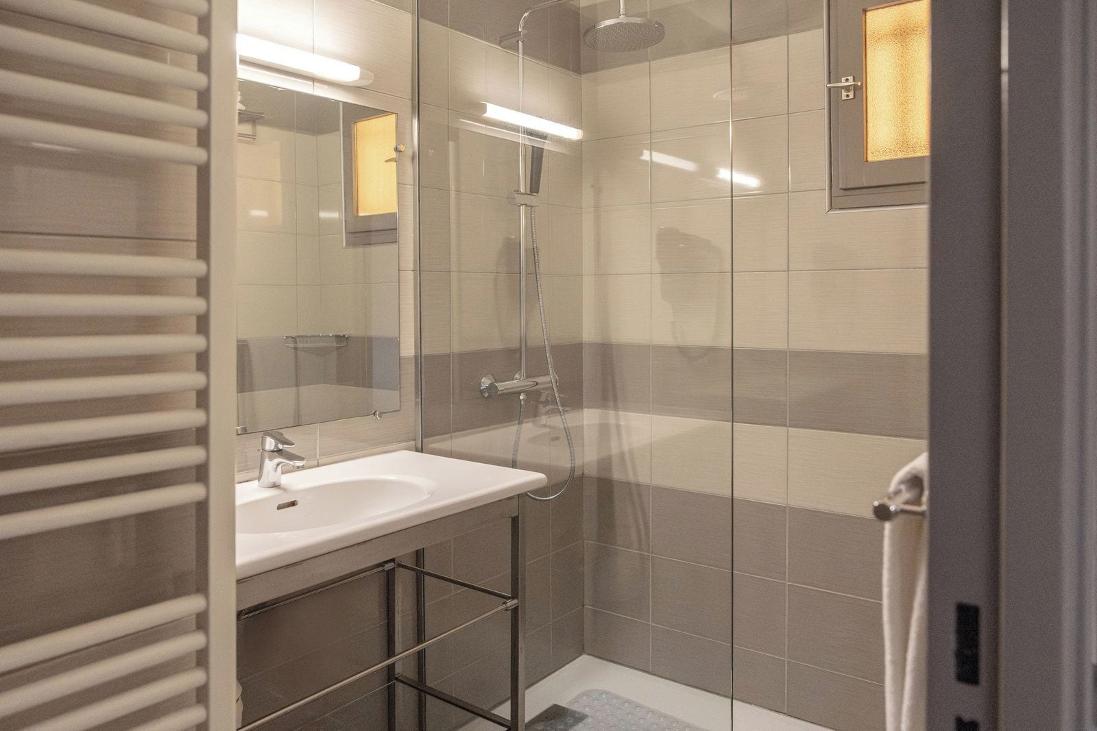 shower, rainfall showerhead, free toiletries, hair dryer