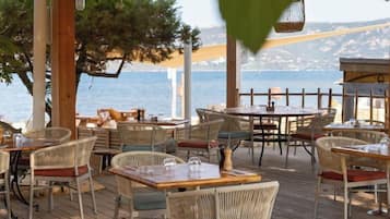 Petit déjeuner, déjeuner et dîner servis sur place