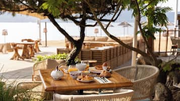 Daily buffet breakfast for a fee
