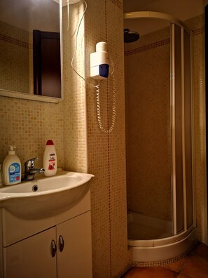 Double Room | Bathroom | Shower, free toiletries, hair dryer, bidet - Vecchia Roma Resort (Rome)