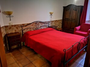 Quarto casal | Frigobar, cofres nos quartos, escrivaninha