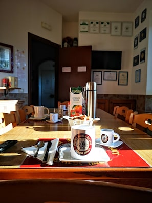 Daily cooked-to-order breakfast for a fee - Vecchia Roma Resort (Rome)