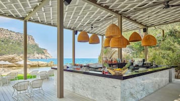 8 restaurants; lunch and dinner served